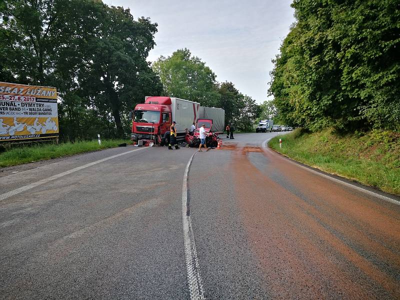 Čelní střet osobního automobilu a kamionu nepřežil spolujezdec.