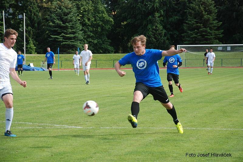 Benefiční utkání jičínských fotbalistů a házenkářů.