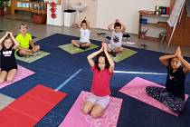 Děti v družině od září pravidelně cvičí jógu.