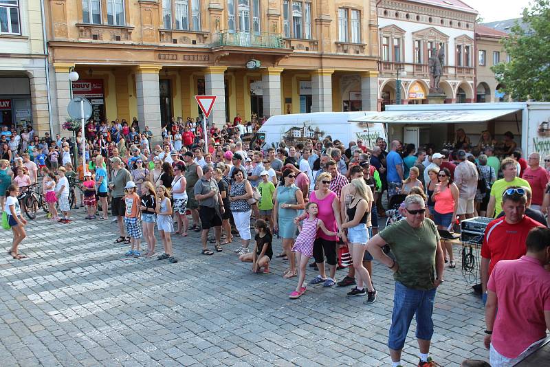 Daniela Polmana, který dokončil extrémní cyklistický závod napříč Amerikou, vítala Nová Paka. Amatérský cyklista se davu poklonil a poděkoval za přízeň fanoušků, která ho hnala do cíle nejtěžšího a nejdelšího závodu světa.