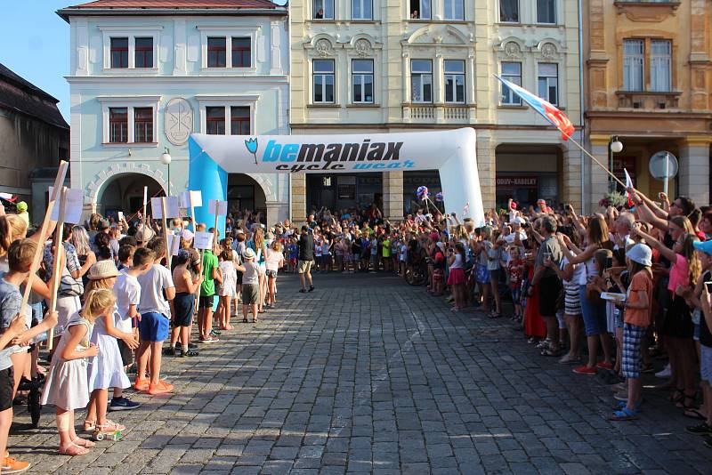 Daniela Polmana, který dokončil extrémní cyklistický závod napříč Amerikou, vítala Nová Paka. Amatérský cyklista se davu poklonil a poděkoval za přízeň fanoušků, která ho hnala do cíle nejtěžšího a nejdelšího závodu světa.