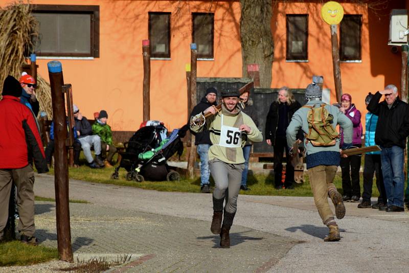 Tradiční lyžařské závody na historických ski v peckovském kempu se odehrály i bez sněhu.