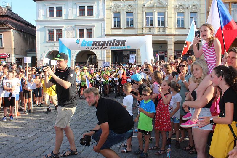 Daniela Polmana, který dokončil extrémní cyklistický závod napříč Amerikou, vítala Nová Paka. Amatérský cyklista se davu poklonil a poděkoval za přízeň fanoušků, která ho hnala do cíle nejtěžšího a nejdelšího závodu světa.