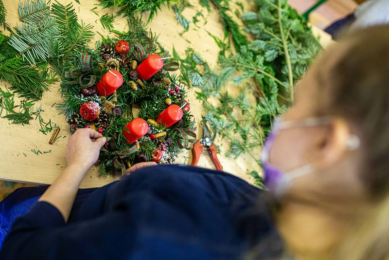 Studenti zahradnické školy v Kopidlně připravují adventní věnce na poslední chvíli. Ve středu jim začala praktická vyuka a hned se vrhli na vázání věnců aby stihli první adventní neděli.