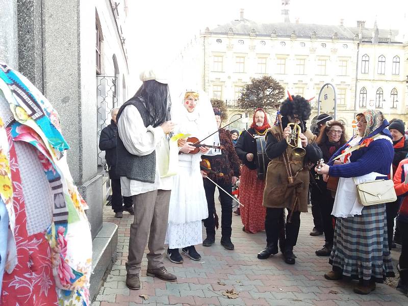 Masopustní průvod se opět vydal ulicemi města za doprovodu hudby.