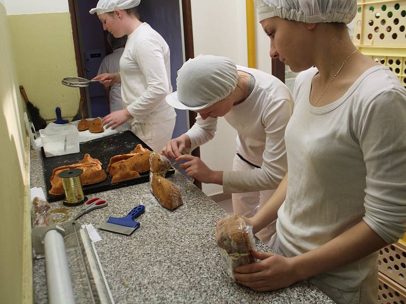 Výroba velikonočních dobrot v odborných dílnách Střední školy gastronomie a služeb v Nové Pace.