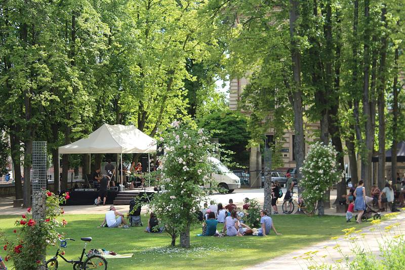 Ve středu 21. června Jičín ožil Svátkem hudby, již šestým ročníkem celoměstského multižánrového festivalu. Organizace se ujaly Kulturní zařízení města Jičína spolu s kastelánem Valdštejnské lodžie Jiřím Vydrou. Město navázalo na mezinárodní tradici, která