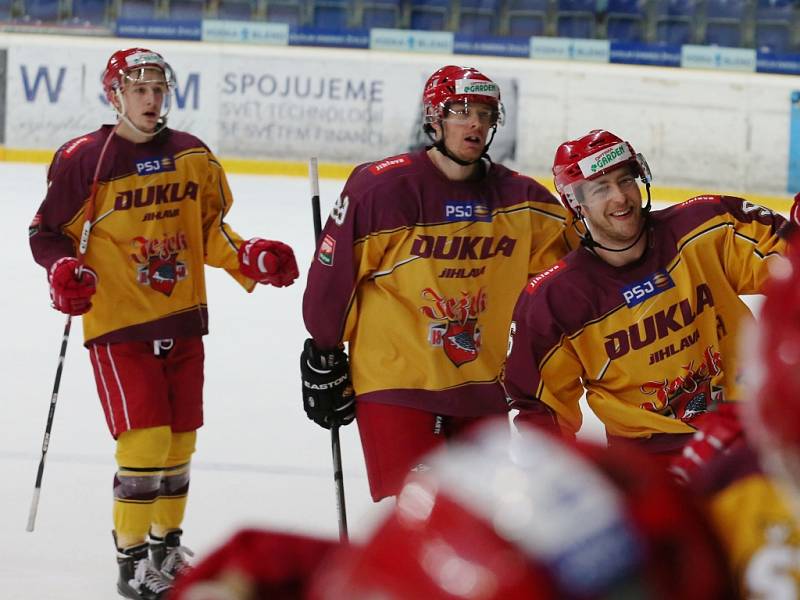 Naděje. Hokejová Dukla vyhrála v sobotu na ledě ústeckých Lvů třetí utkání v semifinálové sérii a je jedno vítězství od postupu do baráže  o extraligu. 