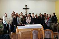 Maturanti z Hořic poznali, jak se pomáhá lidem v nouzi