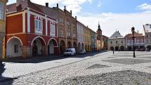 Valdštejnovo náměstí, historické centrum města, obehnané domy s podloubími, s budovou zámku. V současné době je zde na panelech umístěna výstava o Albrechtovi z Valdštejna a historii Jičína.