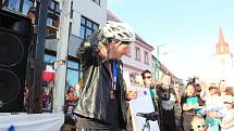 Daniela Polmana, který dokončil extrémní cyklistický závod napříč Amerikou, vítala Nová Paka. Amatérský cyklista se davu poklonil a poděkoval za přízeň fanoušků, která ho hnala do cíle nejtěžšího a nejdelšího závodu světa.