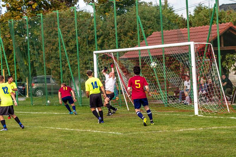 Žlunice (červenomodré dresy) - Robousy 2:1 (1:0).