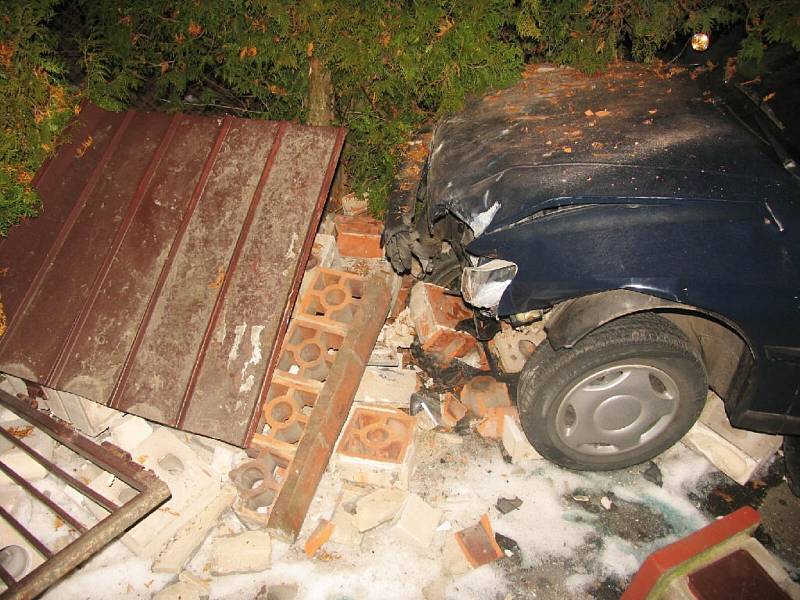 V ulici J. Š. Kubína v Jičíně nezvládl mladý řidič vozidlo a vyjel vlevo přes komunikaci, kde následně narazil do kovových vrátek a zděného plotu u domu.