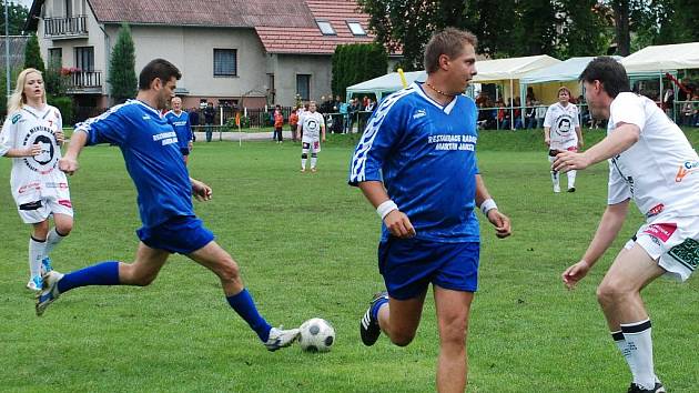 PROTI MENŠÍKOVĚ JEDENÁCTCE oblékli kopidlenský dres také Šimánek a Pekárek (v tmavém).