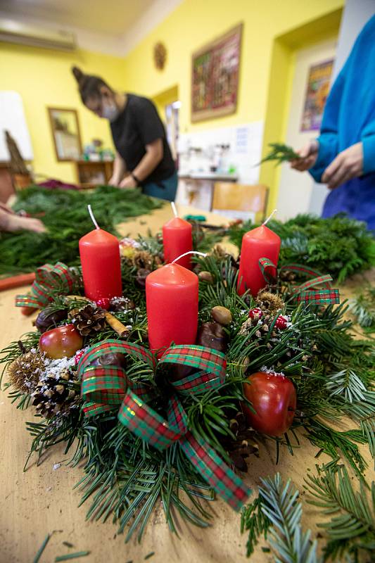 Studenti zahradnické školy v Kopidlně připravují adventní věnce na poslední chvíli. Ve středu jim začala praktická vyuka a hned se vrhli na vázání věnců aby stihli první adventní neděli.