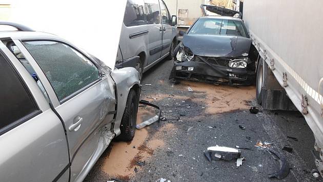 Hromadná nehoda komplikovala dopravu v Ostroměři.