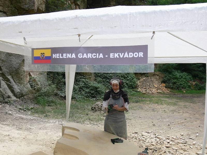 Z hořického sochařského sympozia - Helena Garcia z Ekvádoru.
