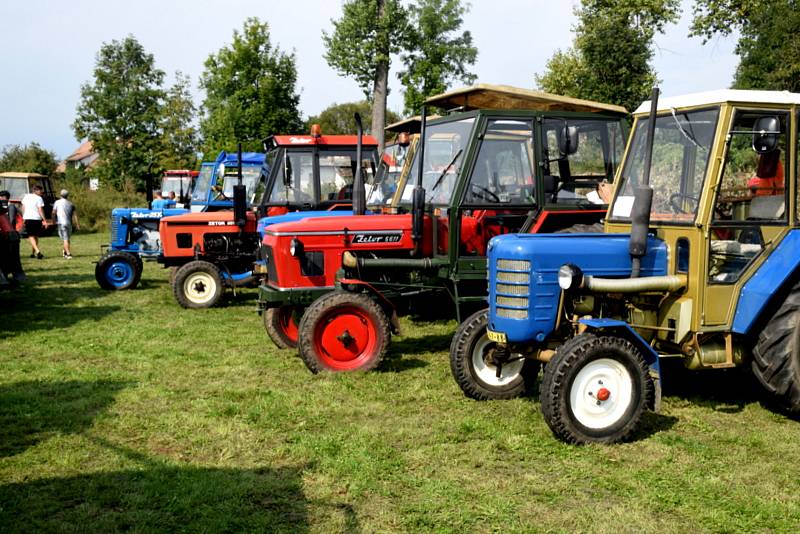 Na sraz Zetorů v Ohnišťanech přijelo přes 60 traktorových veteránů