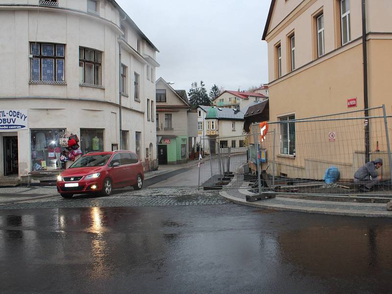 Oprava Komenského ulice má měsíční zpoždění. V pátek byla konečně zprůjezdněna v celé délce.