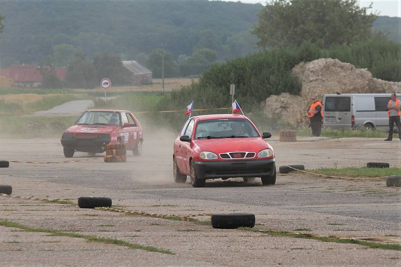 Poprvé od roku 2017 se Babákovi rozhodli uspořádat Rally v Nemyčevsi. Zúčastnit se mohl každý s autem a platným řidičákem.