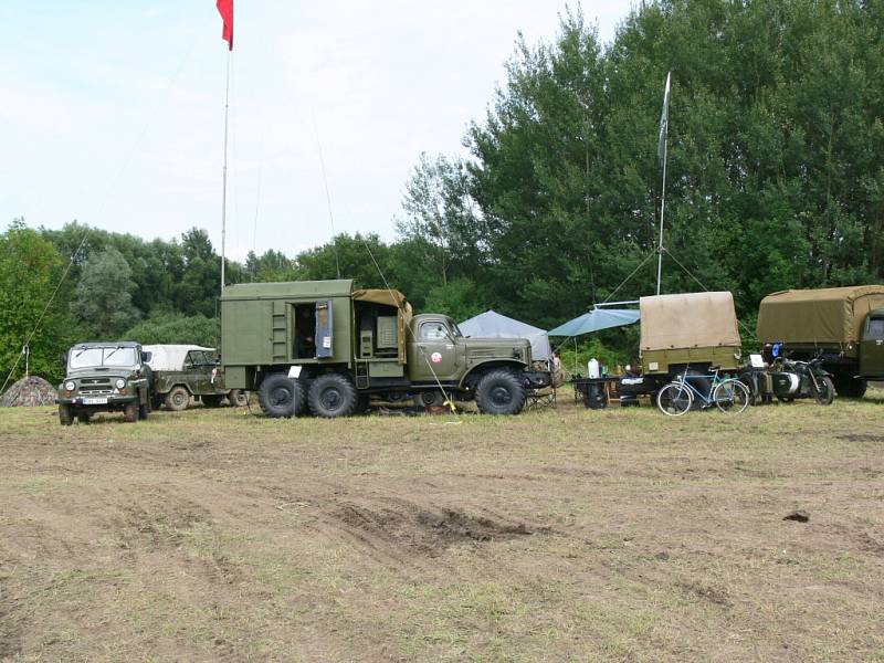 Sraz armádních vozidel pod Zebínem.