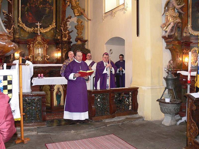 Z mše a slavnostního svěcení znaku a praporu Dominikem Dukou ve Slatinách.