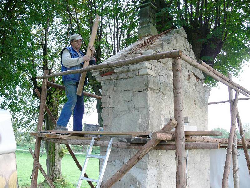 Oprava kapličky ve Studeňanech.