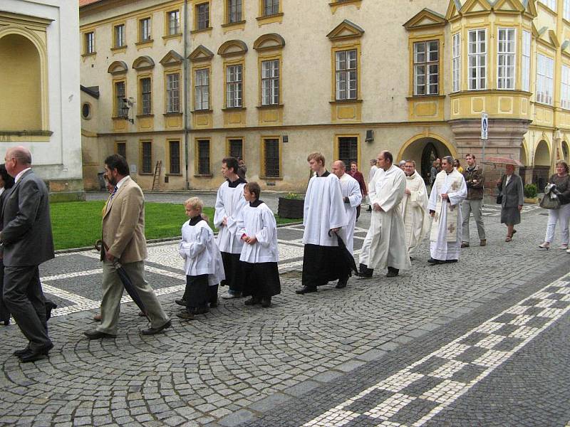 Průvod ke kostelu.