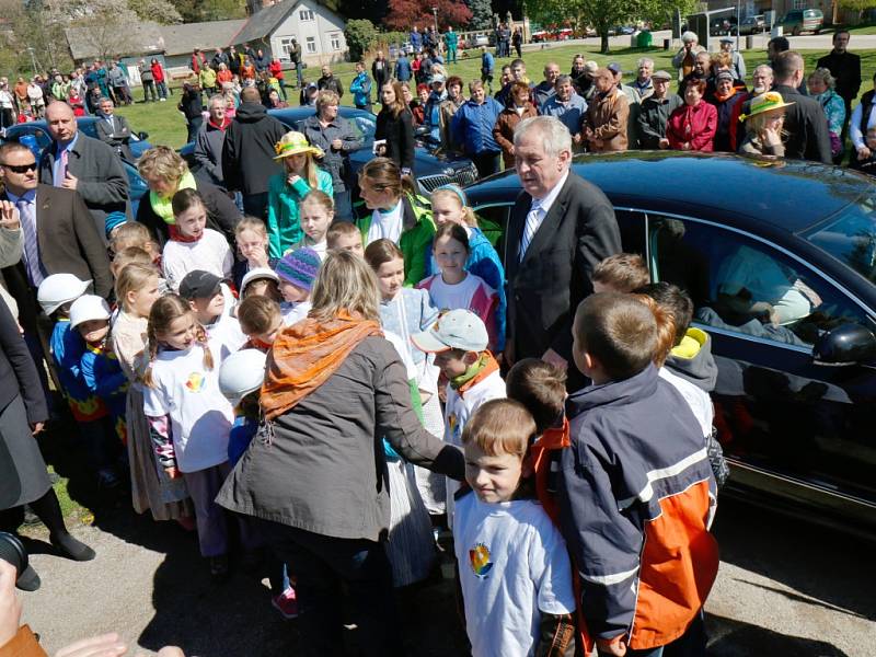 Prezident Miloš Zeman navštívil také Holovousy.