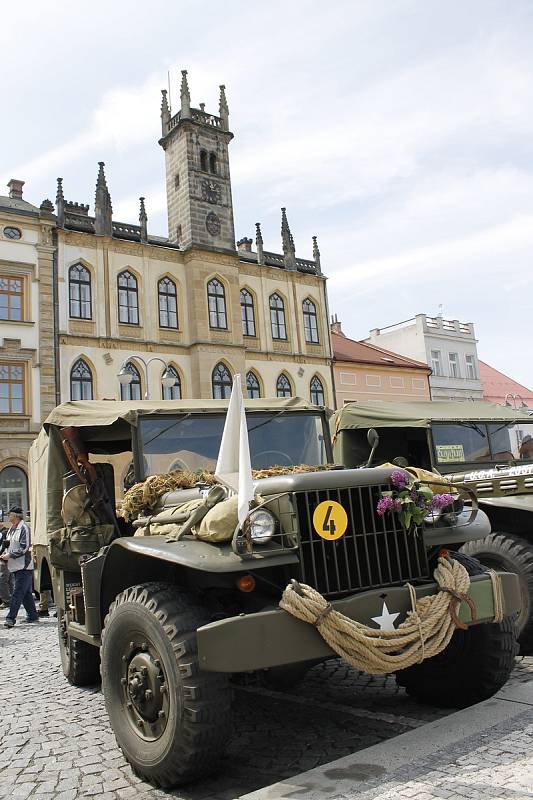 Účastníci vzpomínkové akce Mise Velichovky si udělali zastávku na hořickém náměstí.