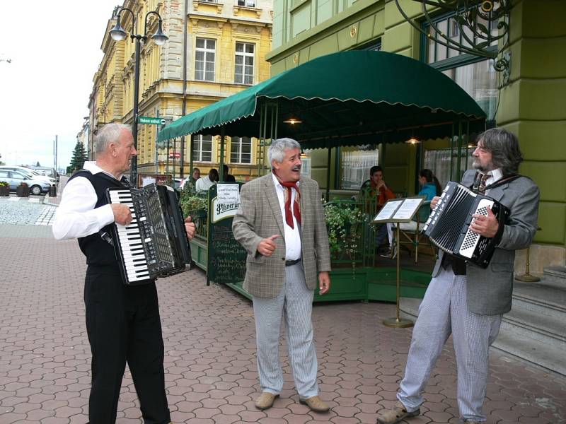 Řehečské kvarteto před Hotelem Praha.