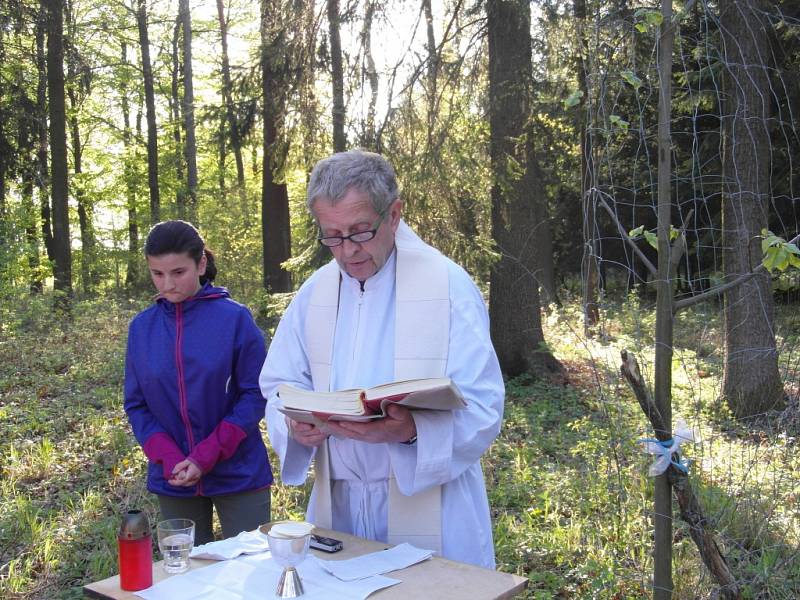 Lesní mše u Lužan za vodu s farářem Josefem Kordíkem.