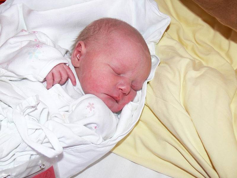 Prvorozená dcera Adélka Kryspínová se mamince Martině Barcalové a tatínkovi Petru Kryspínovi z Jičína narodila  4. dubna. Holčička vážila 2930 g a měřila 48 cm.           