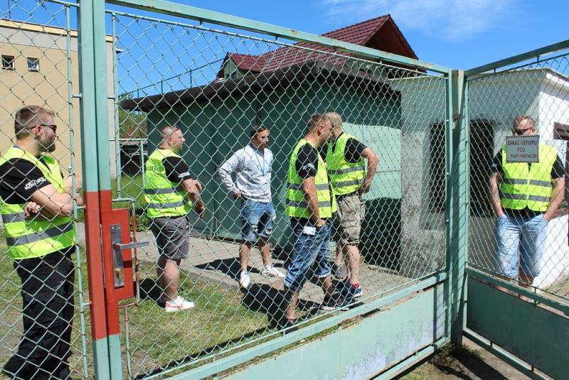 Valdičtí sportovci a jejich příznivci vyjádřili poklidnou demonstrací svůj nesouhlas s tím, že přicházejí o sportovní areál.