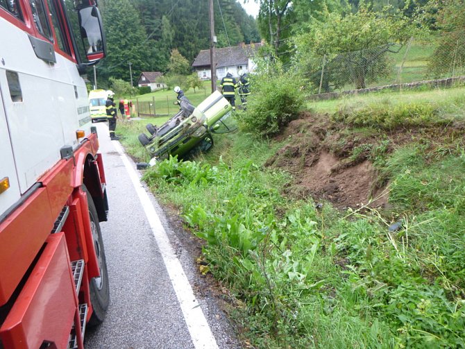 Po nehodě ve Štikově skončilo auto na střeše a dva lidé v péči záchranářů.