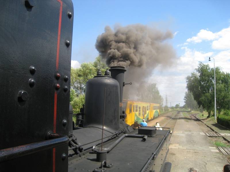 Cesta historické parní lokomotivy na trati k Hradci Králové.