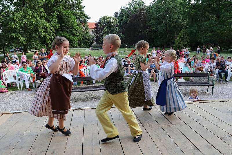 Až do neděle v Lázních Bělohradě potrvá Mezinárodní festival písní a tanců pod Zvičinou.