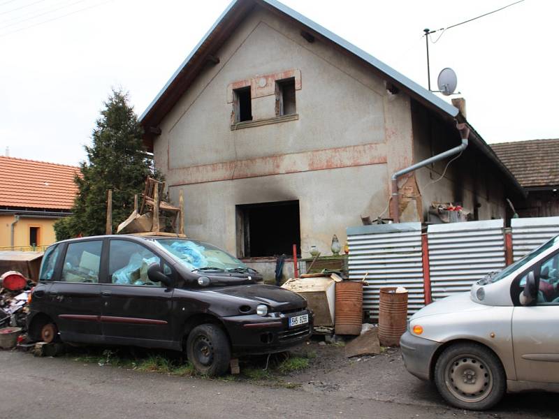 HASIČI LIKVIDOVALI požár domu pět hodin. O jeho další obyvatelnosti musí rozhodnout statik.