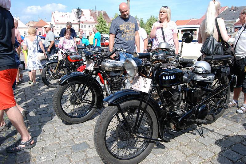 Na letošním ročníku se prezentovalo 70 veteránů, z toho devět motocyklů.