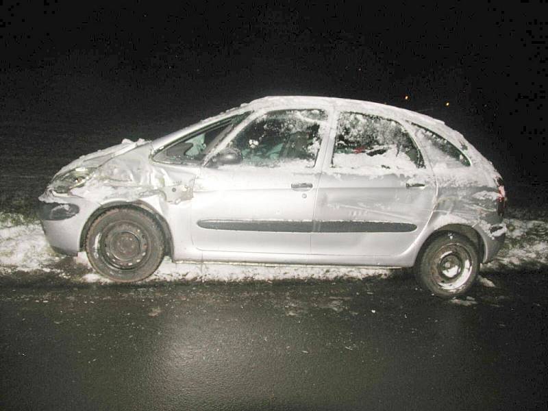 Řidička byla po střetu s přívěsem lehce zraněna. Nehoda se stala ve středu u Nové Paky. Nákladní vozidlo zřejmě dostalo na namrzlém povrchu smyk, zadní část přívěsu vyjela do protisměru, kde narazila do protijedoucích automobilů.