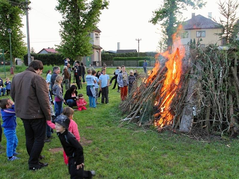 Pálení čarodějnic v režii dolnoveských hasičů.