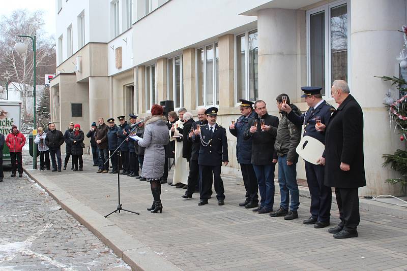 Novopačtí dobrovolní hasiči převzali nový vůz za více než šest milionů korun.