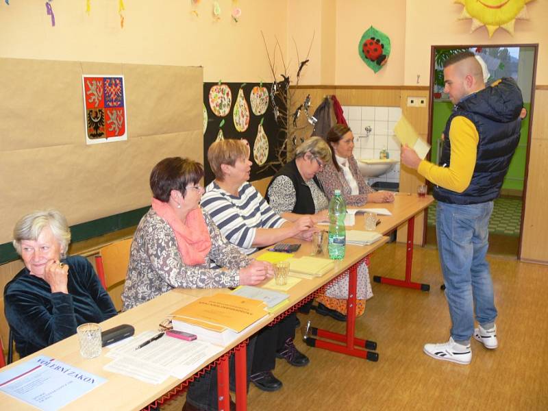 Volby ve Valdicích, v krásném prostředí základní školy.