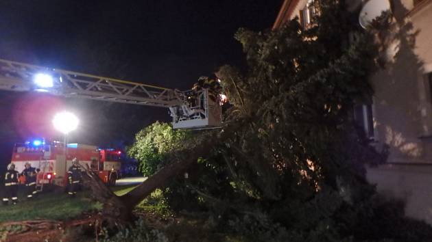 Následky noční bouřky likvidovali na mnoha místech v kraji hasiči. Náročnou službu měli hasiči zejména ve Rtyni v Podkrkonoší.