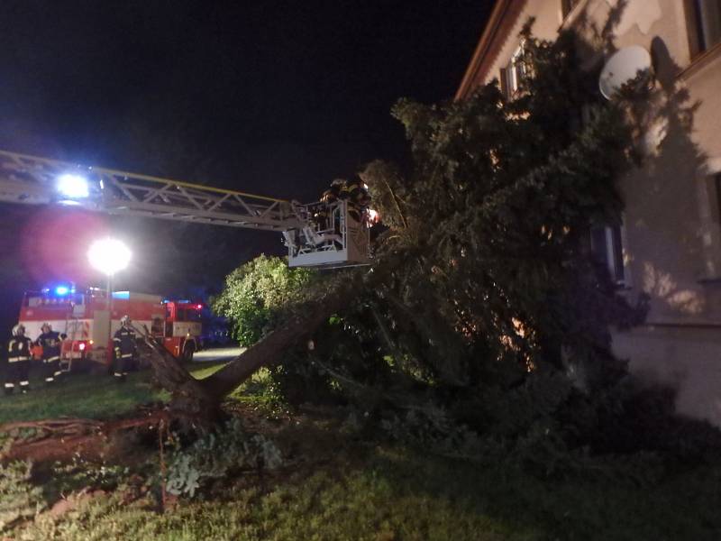 Následky noční bouřky likvidovali na mnoha místech v kraji hasiči. Náročnou službu měli hasiči zejména ve Rtyni v Podkrkonoší.