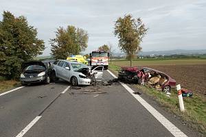 Při vážné nehodě u Jičíněvsi se zranilo celkem sedm lidí.