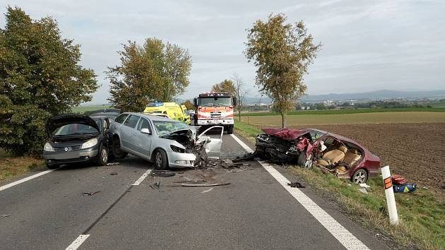 Při vážné nehodě u Jičíněvsi se zranilo celkem sedm lidí.