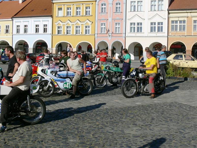 Spanilá jízda motorkářů na Valdštejnově náměstí.