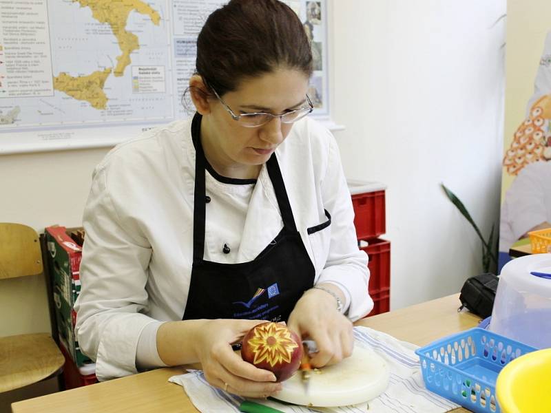 Ozdobné vyřezávání v novopacké Střední škole gastronomie a služeb.