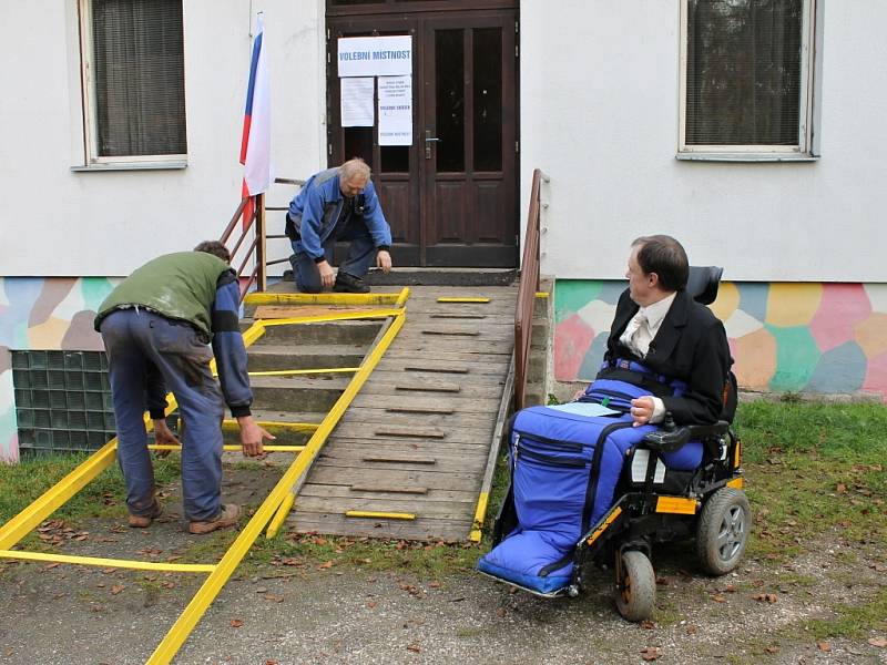 V Nové Pace volil také vozíčkář Josef Fučík.